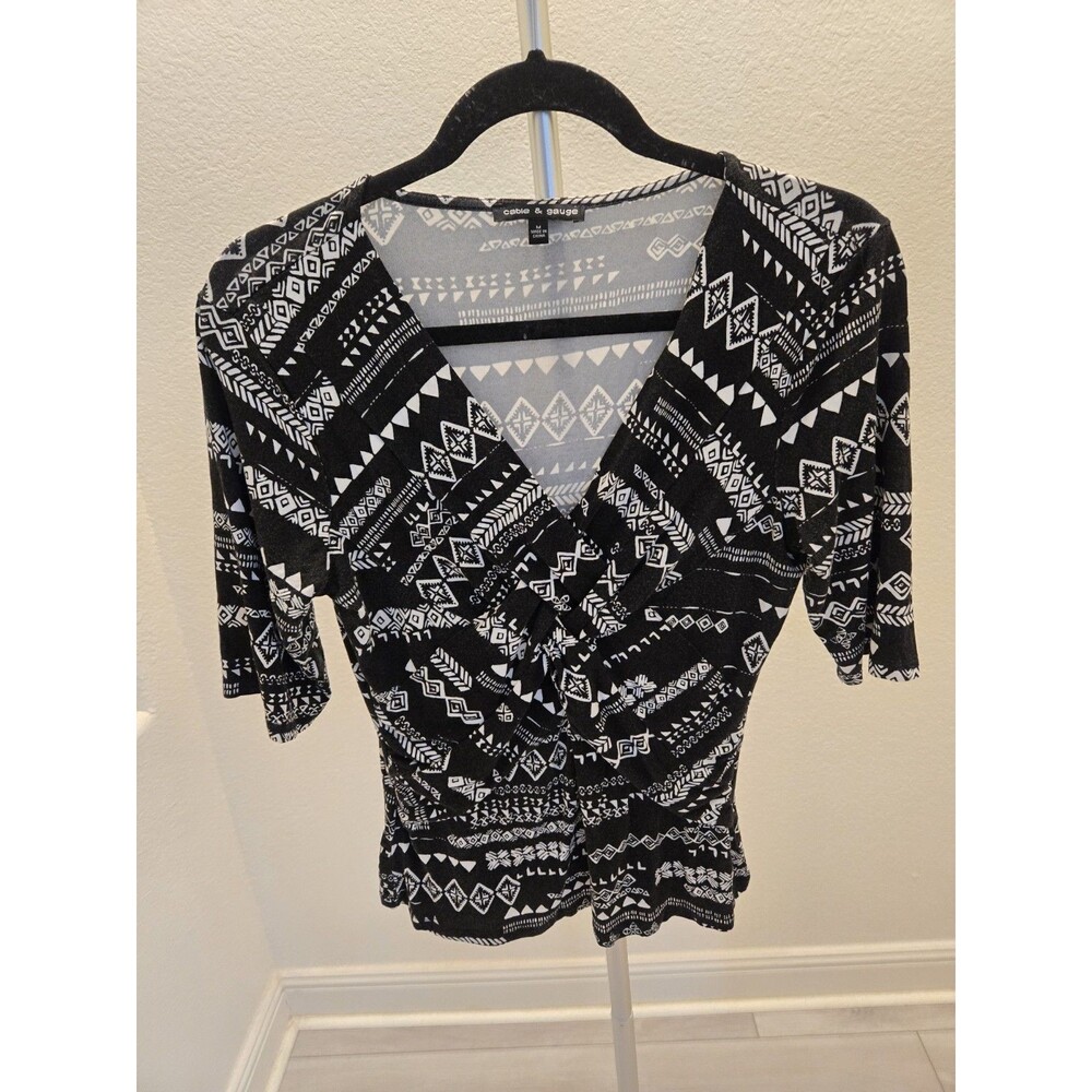 Cable & Gauge Medium Black White Geometric Aztec Print Twist Front Top V-Neck M
